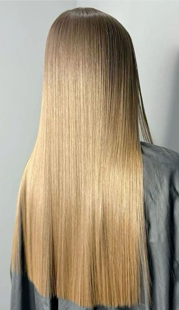 Cabello largo y liso con un degradado de color rubio oscuro a rubio dorado.