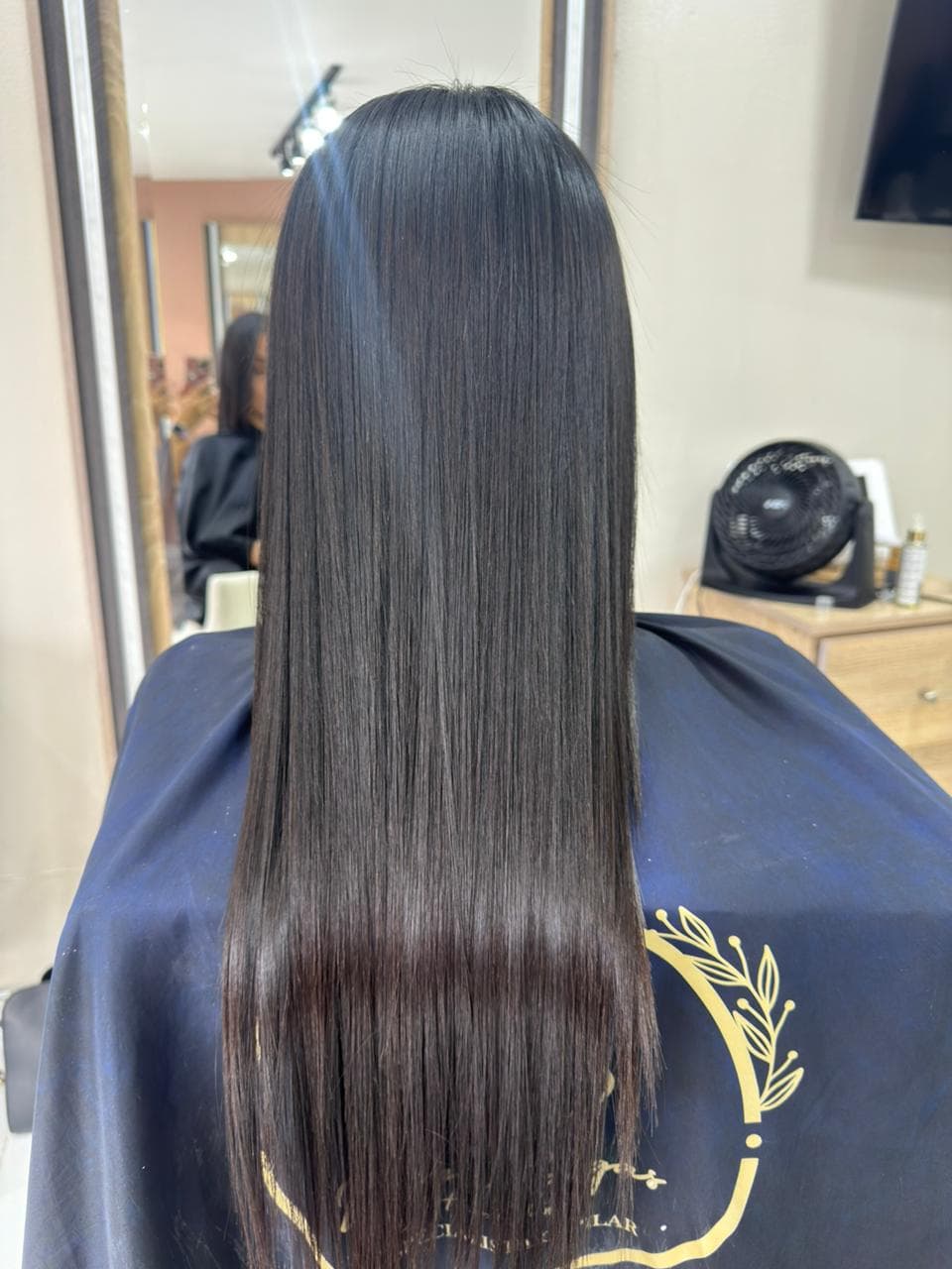 Cabello largo, liso y brillante de color castaño oscuro con un acabado sedoso y saludable.